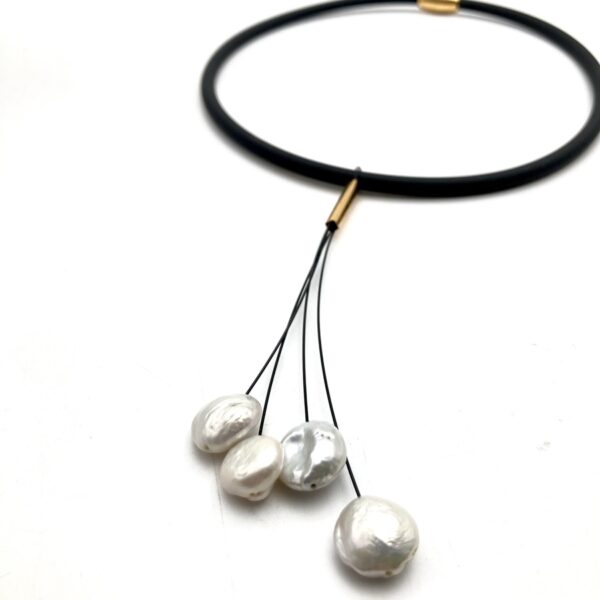 pearl necklace with golden details