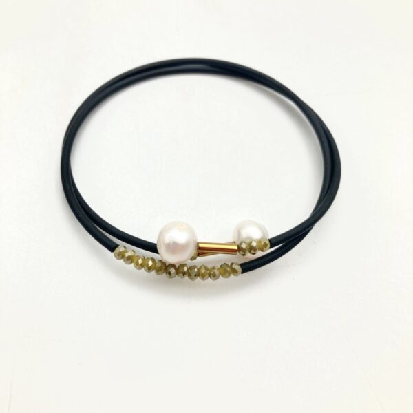 bracelet with golden deatails and pearls