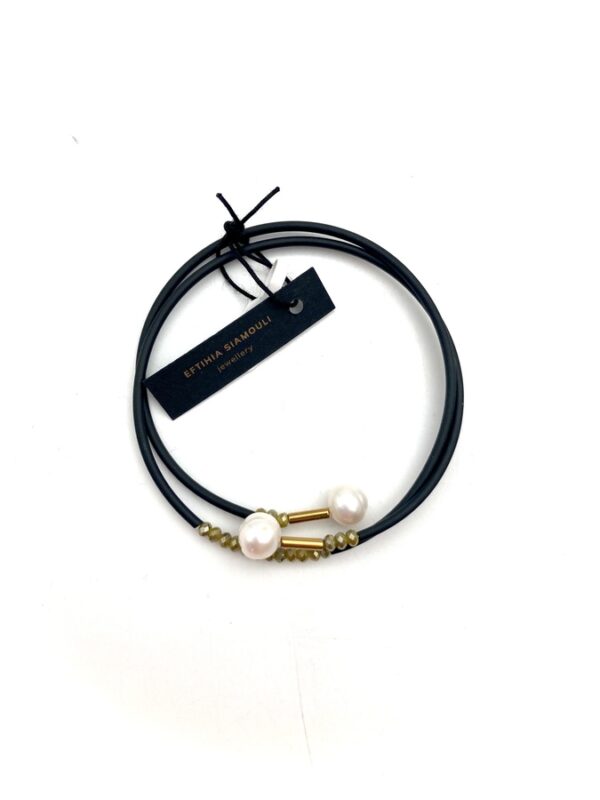 bracelet with golden deatails and pearls