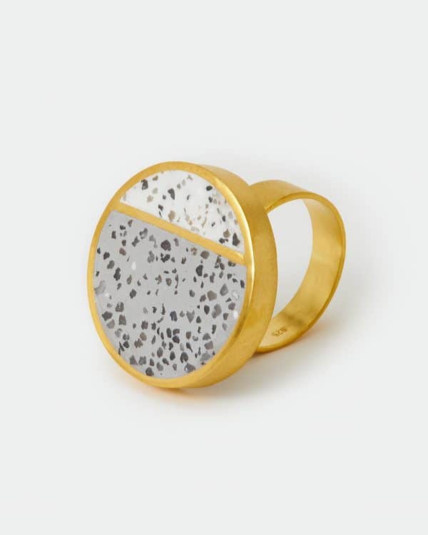 circle ring with two-color mosaic
